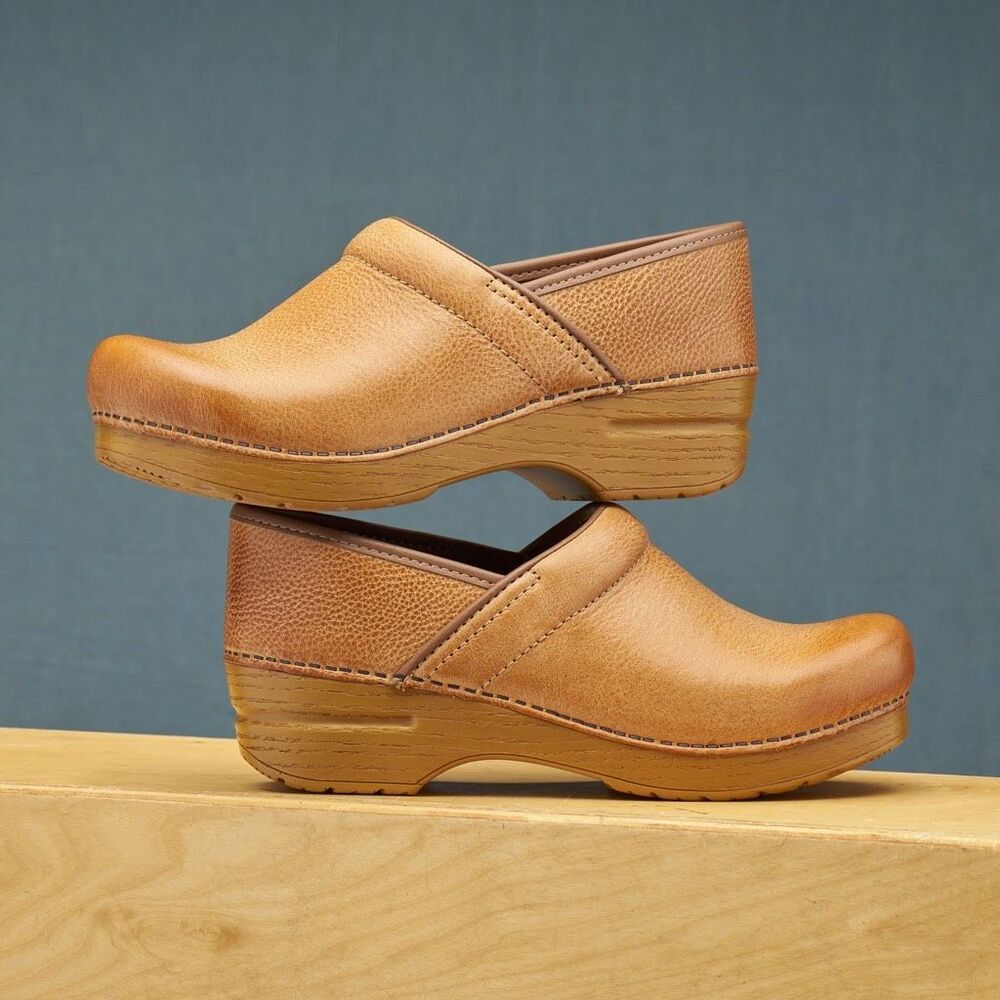 NEW Dansko Professional Clog in Distressed Honey NIB Granola Girl, Performance